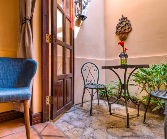 Hotel-Los-Robles-Managua-habitaciones-terraza-1